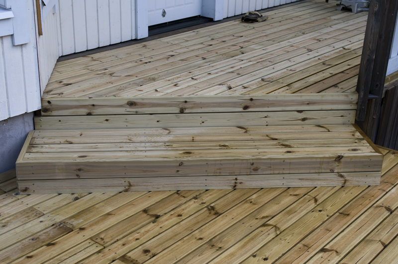 Terassi 42.jpg - yläterassi laudoitettu ja viimeistelevät pläsilaudat kiinnitetty